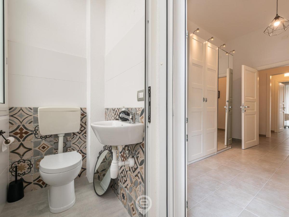 White Gold Apartment Кальярі Екстер'єр фото