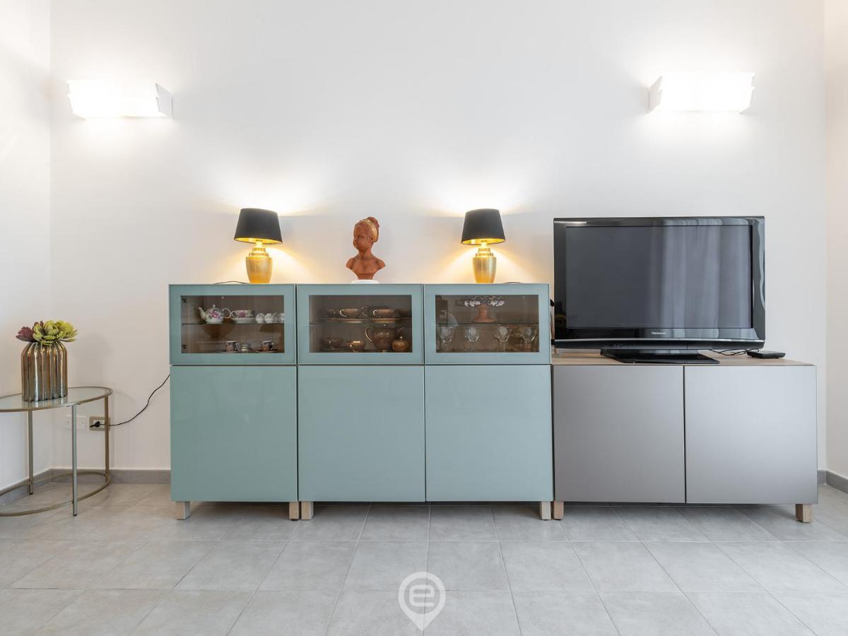 White Gold Apartment Кальярі Екстер'єр фото